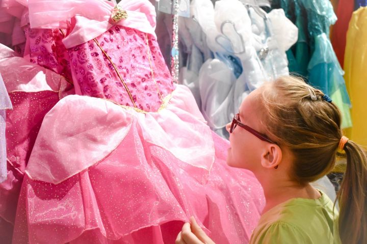 costume-princess-dress-shopping-2022-02-15-23-39-19-utc-scaled.jpg