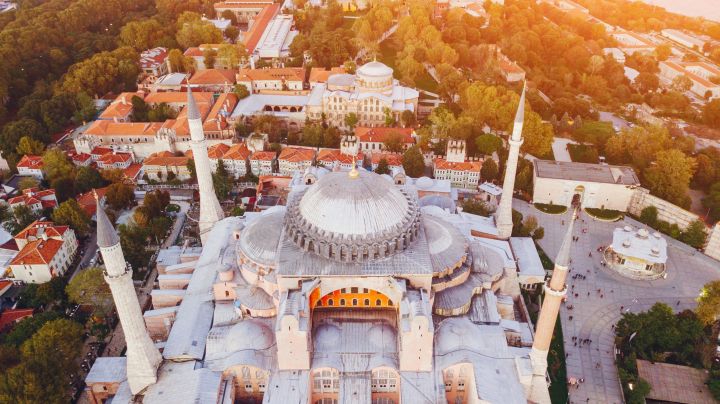 mosque-in-istanbul-turkey-2021-08-26-18-30-52-utc-scaled.jpg